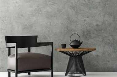 Muro de microcemento gris con silla de decoración