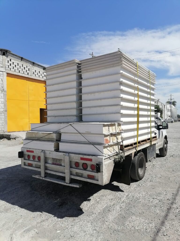 Paneles SIP cargados para su transporte
