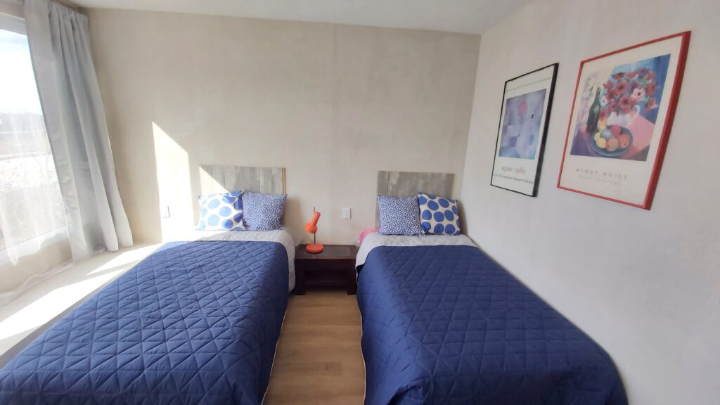 Habitación con dos camas individuales en Homsite